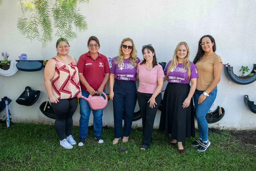 Participantes do Grupo Bem-Estar realizaram o plantio simbólico de mudas durante o lançamento do projeto Jardim Celeste