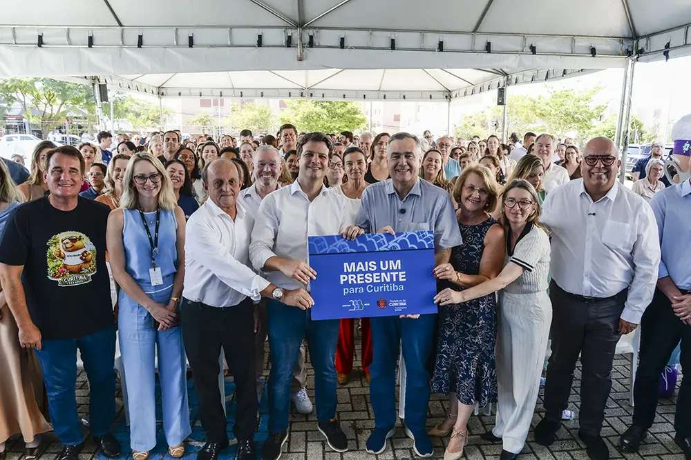 Prefeito Eduardo Pimentel lança obra de ambulatório médico na região sul de Curitiba 4 Prefeito Eduardo Pimentel e autoridades estaduais durante lançamento da obra no Hospital do Idoso