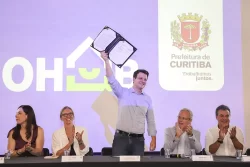 Prefeito Eduardo Pimentel assina documento que simplifica a emissão de escrituras para comunidades carentes