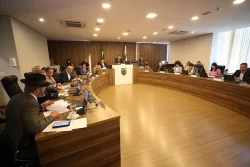 Deputados da CCJ durante análise das propostas do Executivo no Auditório Legislativo
