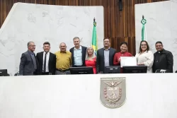 Além da deputada estadual Marli Paulino, a sessão em homenagem ao aniversário de 34 anos de Pinhais contou com a presença da prefeita Rosa Maria, do vice-prefeito Marcinho, do secretário de Administração e Previdência do Paraná, Luizão Goulart, do vereador Anderson Camargo e do secretário de Desenvolvimento da Região Metropolitana, Thiago Bonagura, e diversas personalidades