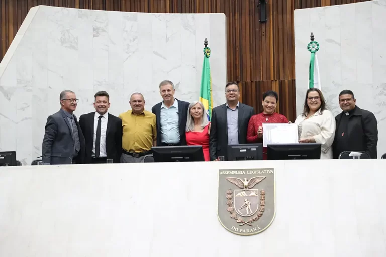 Além da deputada estadual Marli Paulino, a sessão em homenagem ao aniversário de 34 anos de Pinhais contou com a presença da prefeita Rosa Maria, do vice-prefeito Marcinho, do secretário de Administração e Previdência do Paraná, Luizão Goulart, do vereador Anderson Camargo e do secretário de Desenvolvimento da Região Metropolitana, Thiago Bonagura, e diversas personalidades
