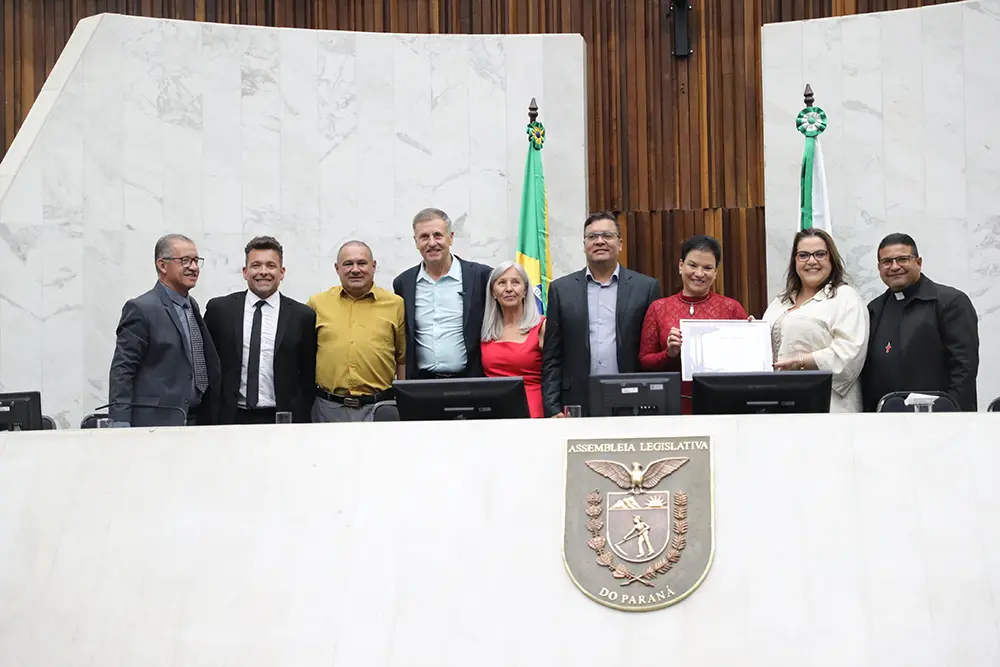 Sessão solene na Alep celebra 34 anos de Pinhais e homenageia personalidades 2 Além da deputada estadual Marli Paulino, a sessão em homenagem ao aniversário de 34 anos de Pinhais contou com a presença da prefeita Rosa Maria, do vice-prefeito Marcinho, do secretário de Administração e Previdência do Paraná, Luizão Goulart, do vereador Anderson Camargo e do secretário de Desenvolvimento da Região Metropolitana, Thiago Bonagura, e diversas personalidades
