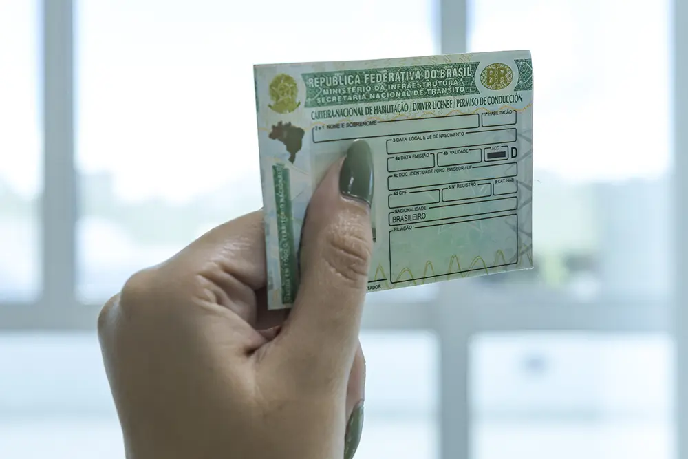 Detran publica lista com 4 mil selecionados para a CNH Social 8 Programa CNH Social cobre todos os custos, desde as taxas estaduais até as aulas práticas em Centros de Formação de Condutores (CFCs)