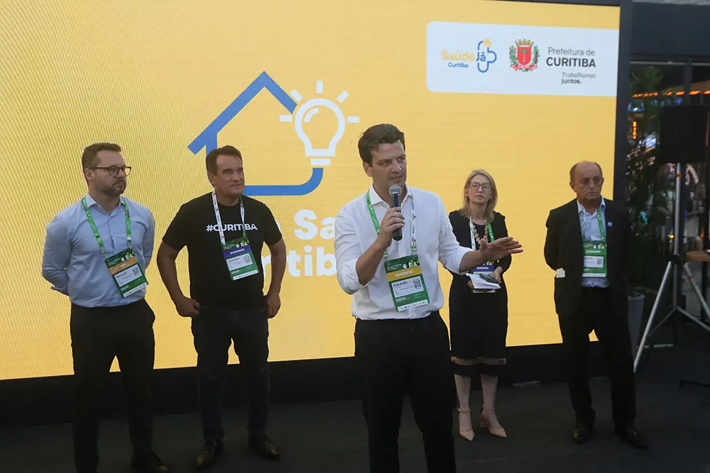 Eduardo Pimentel lança Hub da Saúde para acelerar soluções tecnológicas no SUS 1 Prefeito Eduardo Pimentel apresenta o projeto que conecta startups e universidades à rede pública de saúde