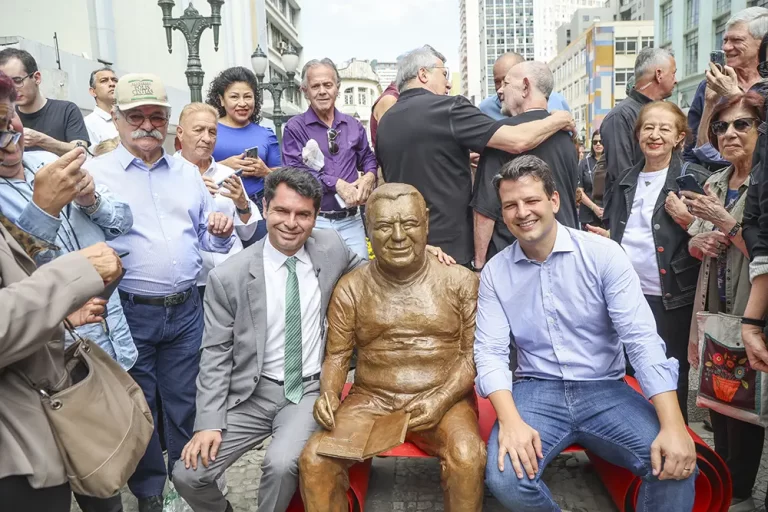 Prefeito Eduardo Pimentel inaugurou escultura de Jaime Lerner ao lado presidente da Alep, deputado Alexandre Curi