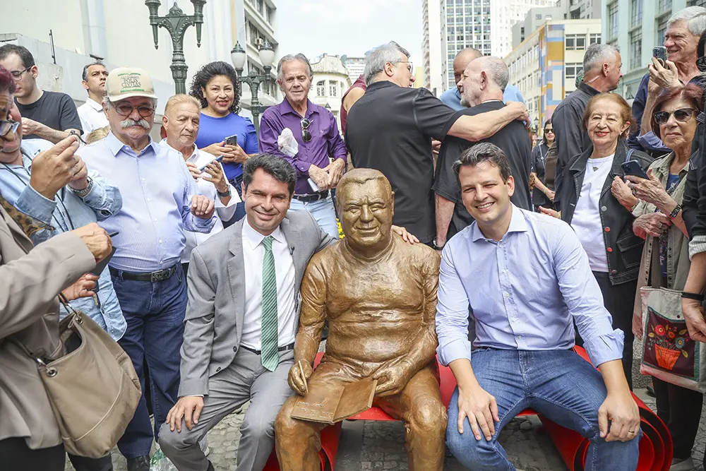 Escultura interativa de Jaime Lerner é inaugurada no calçadão da Rua XV 5 Prefeito Eduardo Pimentel inaugurou escultura de Jaime Lerner ao lado presidente da Alep, deputado Alexandre Curi