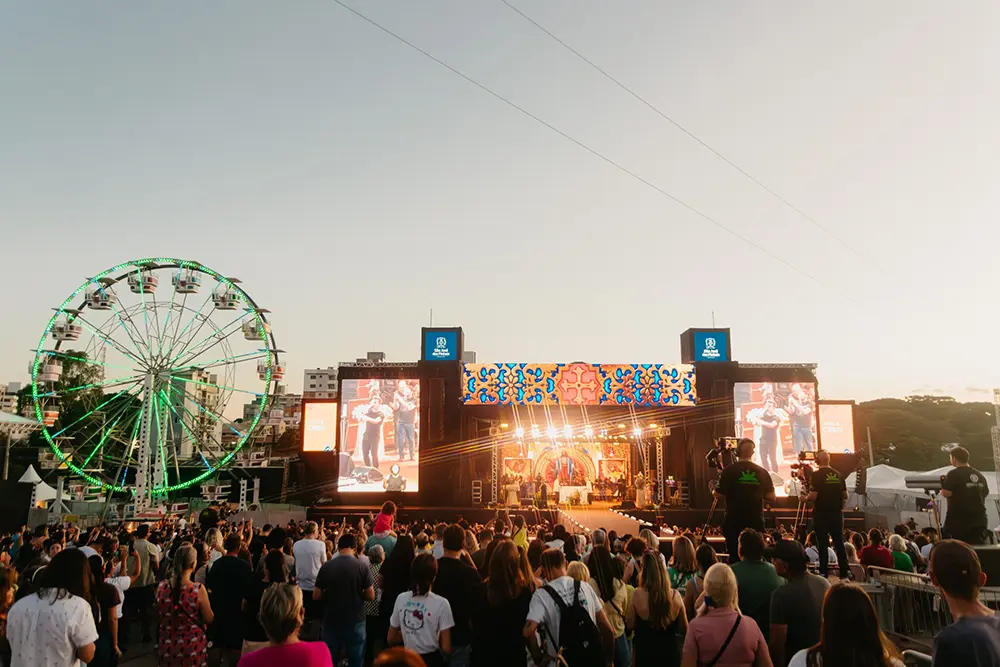 Festa na cidade de São José dos Pinhais reúne 300 mil pessoas em seis dias 3 O público acompanhou atrações como Padre Reginaldo Manzotti, Jota Quest, Léo Santana, Simone Mendes e Luan Santana