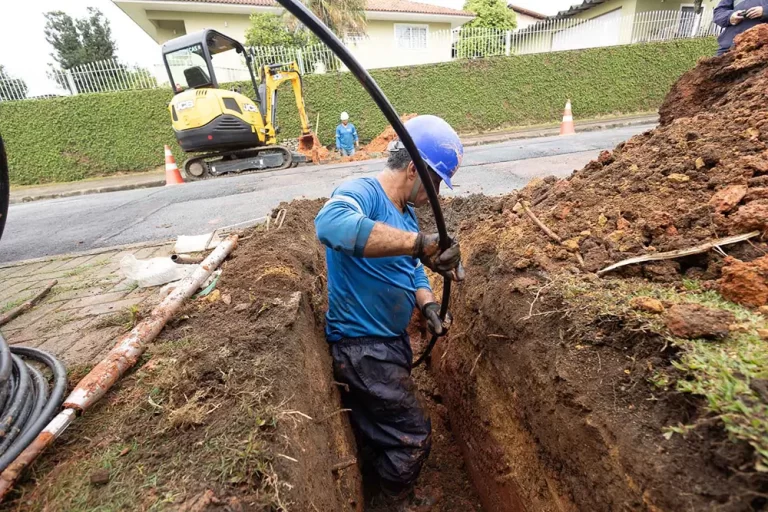 Equipamento utiliza ar comprimido para criar túneis guia sob o pavimento, preservando a estrutura das vias públicas