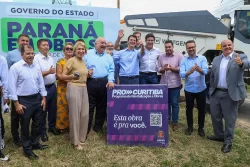 Prefeito Eduardo Pimentel com o vice-prefeito Paulo Martins, os secretários Rafael Greca e Guto Silva, vereadores e demais autoridades, assinou autorização para nova etapa do programa de recuperação da malha viária em 100km de ruas