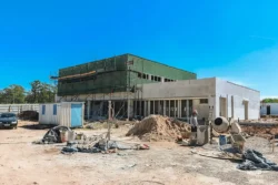 Obras da nova unidade de saúde de Pinhais entram na fase final com serviços de pintura e revestimento externo