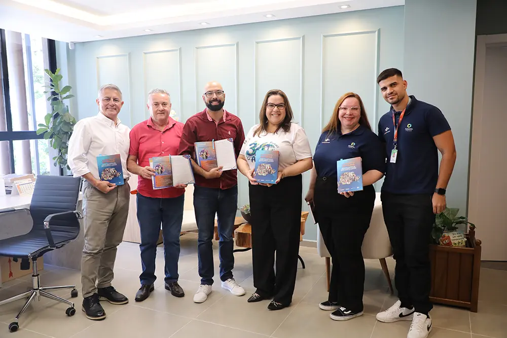 Pinhais impulsiona negócios e história de consultor vira tema de livro 7 Katreen e Silva, acompanhados do secretário de Desenvolvimento Econômico e Inovação, Ivaldo Sá Barreto Filho, do diretor de Indústria e Comércio, Tomé Pasche, e do agente Felipe Souza, visitaram a prefeita Rosa Maria recentemente