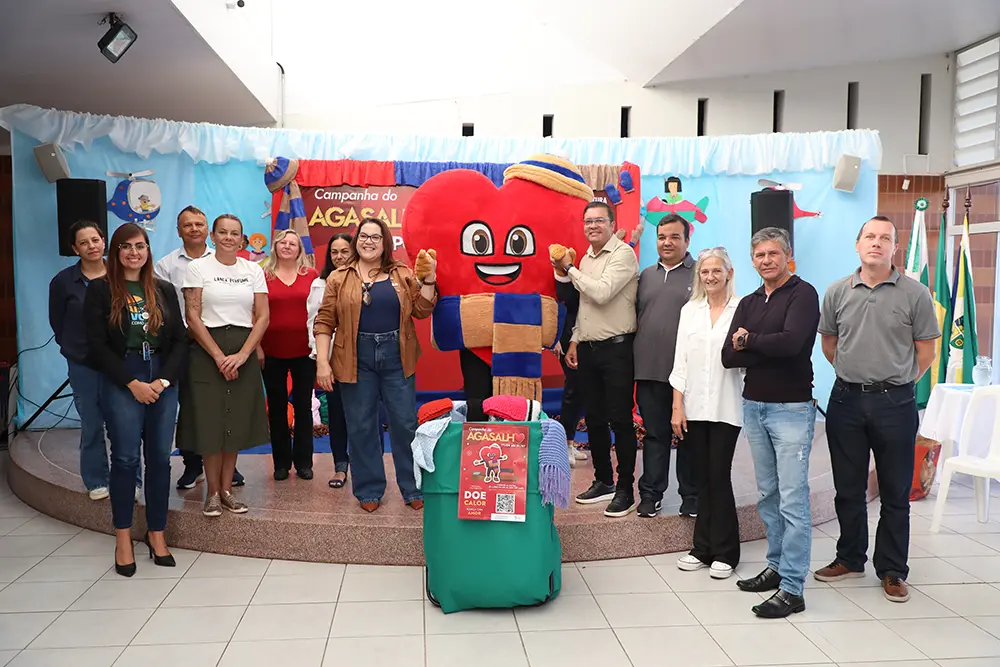 Prefeitura de Pinhais lança Campanha do Agasalho com meta de 80 mil peças 1 Prefeita Rosa Maria destacou o papel lúdico do mascote Zé Cachecol para incentivar a cultura da solidariedade entre os jovens