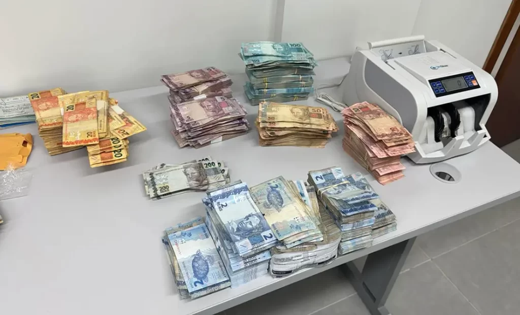 Operação desarticula rede de jogos de azar que movimentou R$ 2 bilhões 7 Durante o período de atuação, o grupo movimentou cerca de R$ 2 bilhões em mais de 522 mil operações financeiras