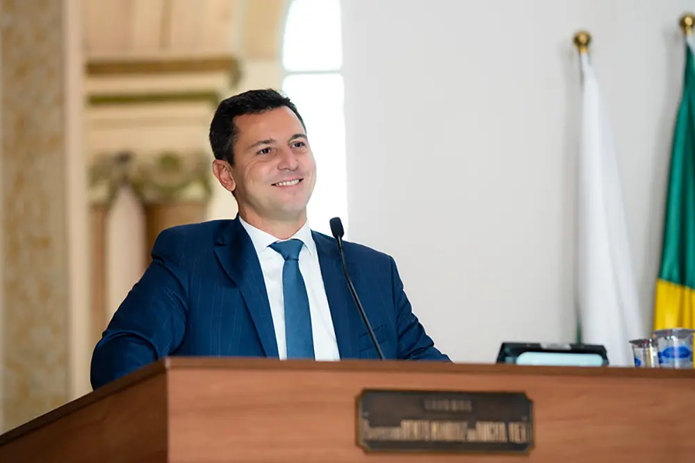 Câmara Municipal aprova Política de Bem-estar e Felicidade para Curitiba 6 O direito à felicidade está ligado à efetividade das políticas públicas, argumentou o vereador Pier Petruzziello