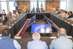 O prefeito Eduardo Pimentel durante reunião com o secretariado municipal no Salão Brasil