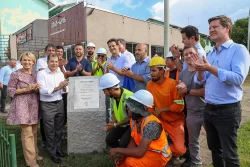 Prefeito Eduardo Pimentel com o secretário das Cidades, Guto Silva, o diretor-presidente do Detran, Santin Roveda, e demais autoridades, durante a entrega das obras dos lotes 4.1 e 4.2 do BRT Leste-Oeste no Cajuru