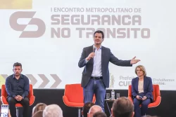 O prefeito Eduardo Pimentel ao lado do secretário Thiago Bonagura e da deputada estadual Marcia Huçulak