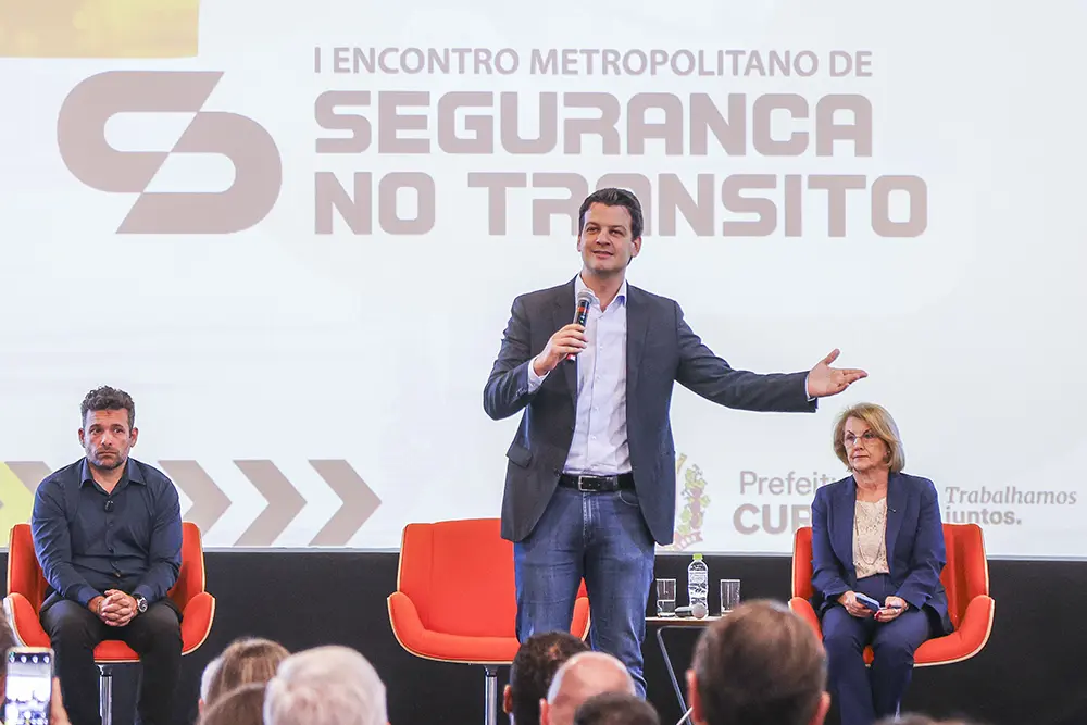 Pimentel abre Encontro Metropolitano focado em segurança no trânsito 5 O prefeito Eduardo Pimentel ao lado do secretário Thiago Bonagura e da deputada estadual Marcia Huçulak