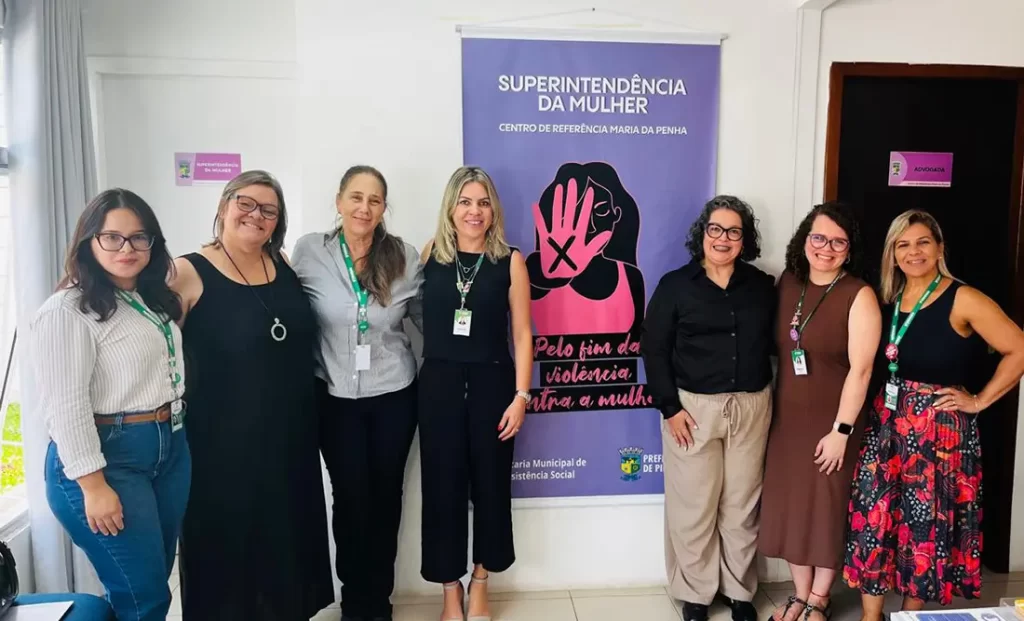 Pinhais consolida política de apoio à mulher e vira referência regional 8 No mês de março, o órgão recebeu a visita de equipes técnicas das prefeituras de Paranaguá e Fazenda Rio Grande