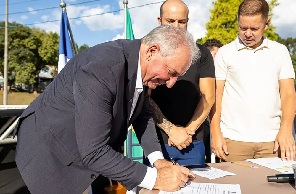 Airton Nodary assume prefeitura e foca na continuidade de projetos 6 Airton Luiz Nodary assina o termo de posse como prefeito de Rio Branco do Sul