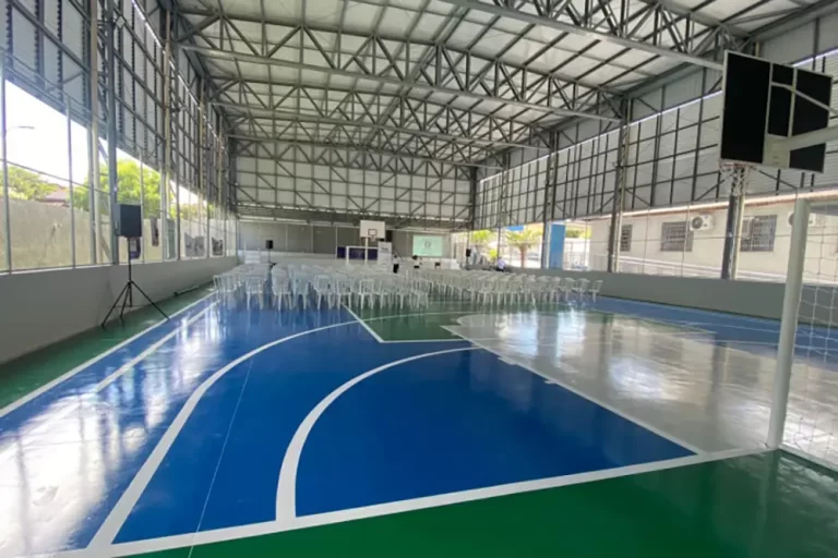 A área construída total alcança aproximadamente 2,1 mil metros quadrados, permitindo o uso do espaço para atividades extracurriculares, eventos culturais, projetos esportivos e integração com a comunidade local