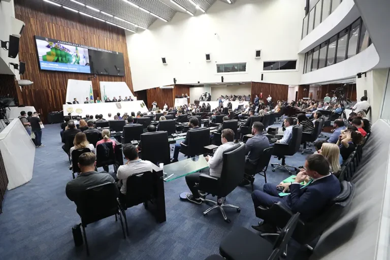 A solenidade de entrega do Selo Paraná reuniu gestores no Plenário da Assembleia Legislativa