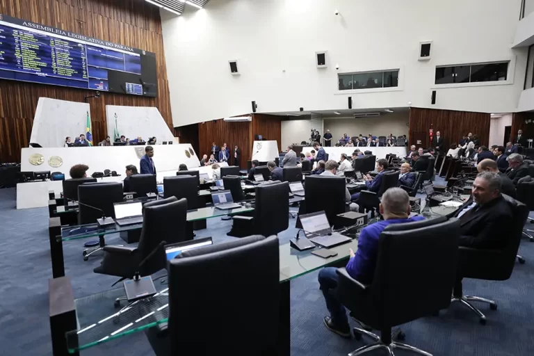 Deputados paranaenses realizaram três sessões em um único dia para agilizar o pacote de medidas governamentais