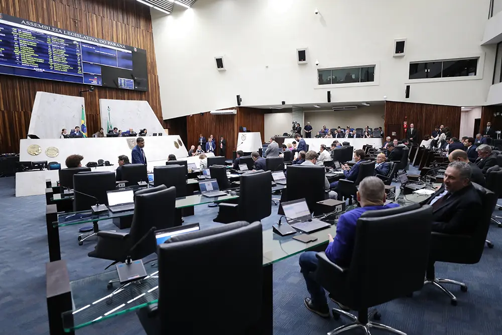 Assembleia aprova pacote do Governo com foco na carreira e previdência de servidores 8 Deputados paranaenses realizaram três sessões em um único dia para agilizar o pacote de medidas governamentais