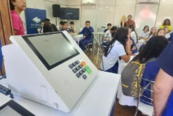 Estudantes do ensino médio participam de atividades interativas na Arena da Cidadania durante a ExpoLondrina