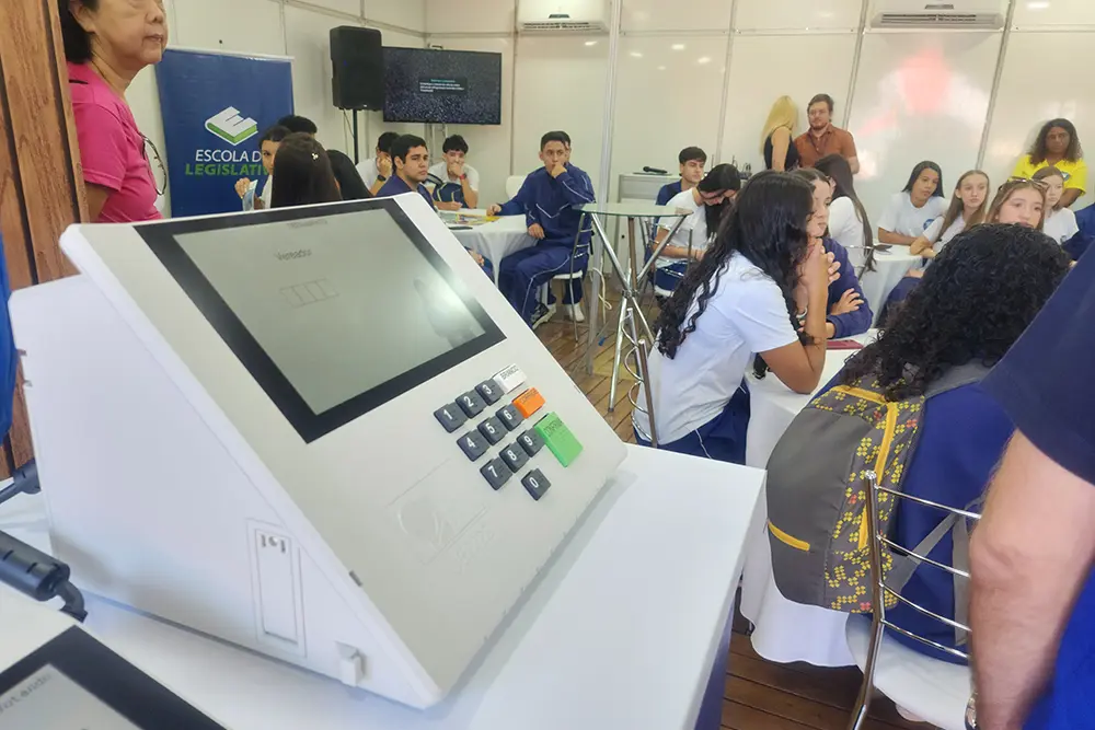 Assembleia Itinerante promove ações educativas na Expolondrina 2026 4 Estudantes do ensino médio participam de atividades interativas na Arena da Cidadania durante a ExpoLondrina