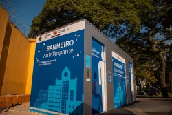O novo banheiro em aço inox e com estrutura adaptada para dificultar ações de vandalismo utiliza sensores para garantir higiene e economia de recursos