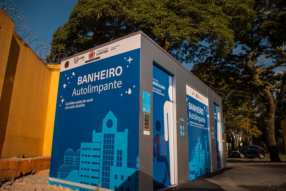Prefeitura inicia teste de primeiro banheiro autolimpante de Curitiba 7 O novo banheiro em aço inox e com estrutura adaptada para dificultar ações de vandalismo utiliza sensores para garantir higiene e economia de recursos