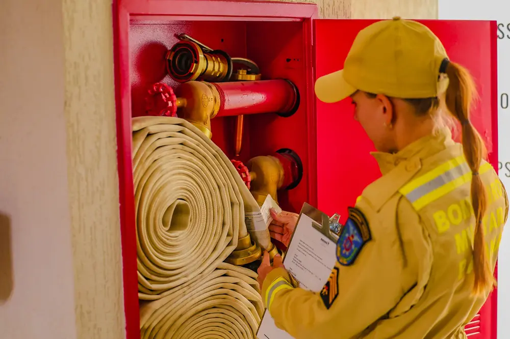 Bombeiros orientam a população sobre segurança em locais com grande público 5 Bombeiros alertam para riscos em casas noturnas, cinemas e teatros e orientam como agir em emergências