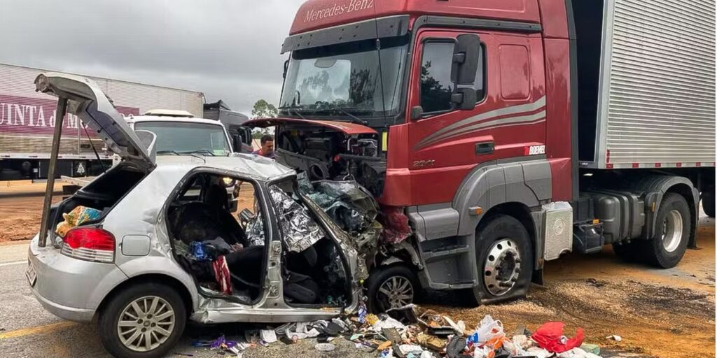 Acidente fatal na BR-251 em MG: seis da mesma família morrem 6 captura de tela 2026 04 21 as 15.02.19 Acidente fatal na BR-251 em MG: seis da mesma família morrem