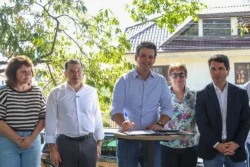 Eduardo Pimentel com o presidente da Alep, deputado Alexandre Curi, a secretária do Meio Ambiente, Marilza Dias, e o vereador Serginho do Posto, assina ordem de serviço para implantação de nova rede de drenagem na Rua Monte Castelo, no Tarumã