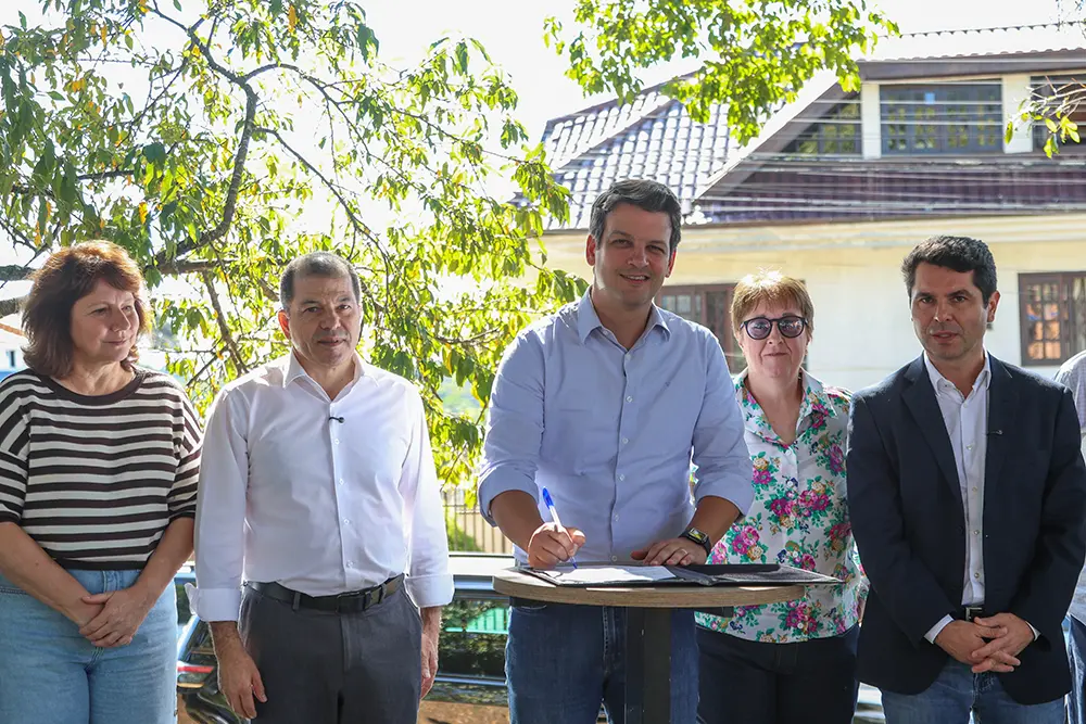 Eduardo Pimentel entrega praça e autoriza obras de drenagem no bairro Tarumã 2 Eduardo Pimentel com o presidente da Alep, deputado Alexandre Curi, a secretária do Meio Ambiente, Marilza Dias, e o vereador Serginho do Posto, assina ordem de serviço para implantação de nova rede de drenagem na Rua Monte Castelo, no Tarumã