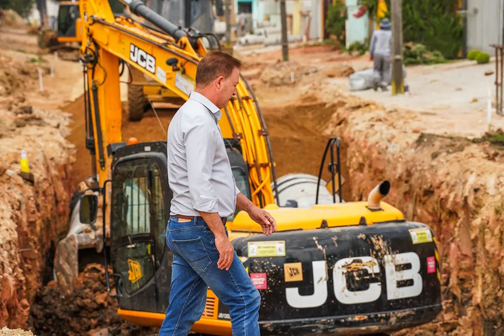 Prefeito Helder Lazarotto vistoria obras de drenagem e asfalto no Parque Embu 5 Prefeito Helder Lazarotto fiscalizou de perto o estágio das obras de drenagem na Rua das Oliveiras