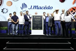 Governador Ratinho Junior e executivos da J.Macêdo durante a inauguração do novo complexo