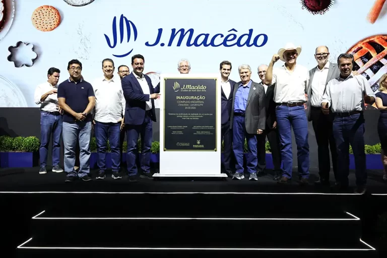Governador Ratinho Junior e executivos da J.Macêdo durante a inauguração do novo complexo