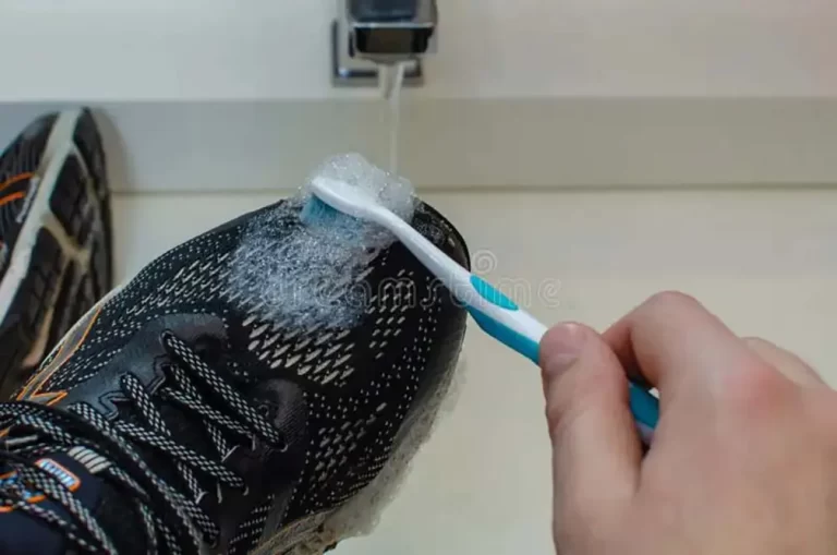 É importante que o tênis seja limpo a cada corrida mais intensa ou pelo menos uma vez por semana, dependendo da frequência de uso