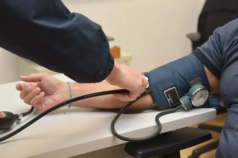 Redução do consumo de sal e prática de exercícios físicos são as principais armas contra a pressão alta