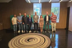 Durante o encontro, a prefeita de São José dos Pinhais, Nina Singer, destacou que o avanço tecnológico deve caminhar alinhado aos valores humanos e à responsabilidade fiscal