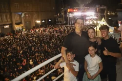 O prefeito Eduardo Pimentel acompanhou os shows da dupla Guilherme e Santiago e do cantor Gustavo Mioto ao lado da primeira-dama, Paula Mocellin, e dos filhos Luca, Eduarda e Leonardo