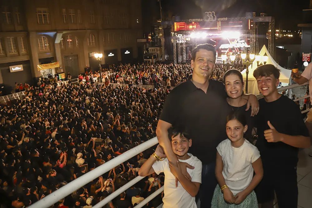 Curitiba celebra 333 anos com shows sertanejos para 35 mil pessoas 1 O prefeito Eduardo Pimentel acompanhou os shows da dupla Guilherme e Santiago e do cantor Gustavo Mioto ao lado da primeira-dama, Paula Mocellin, e dos filhos Luca, Eduarda e Leonardo