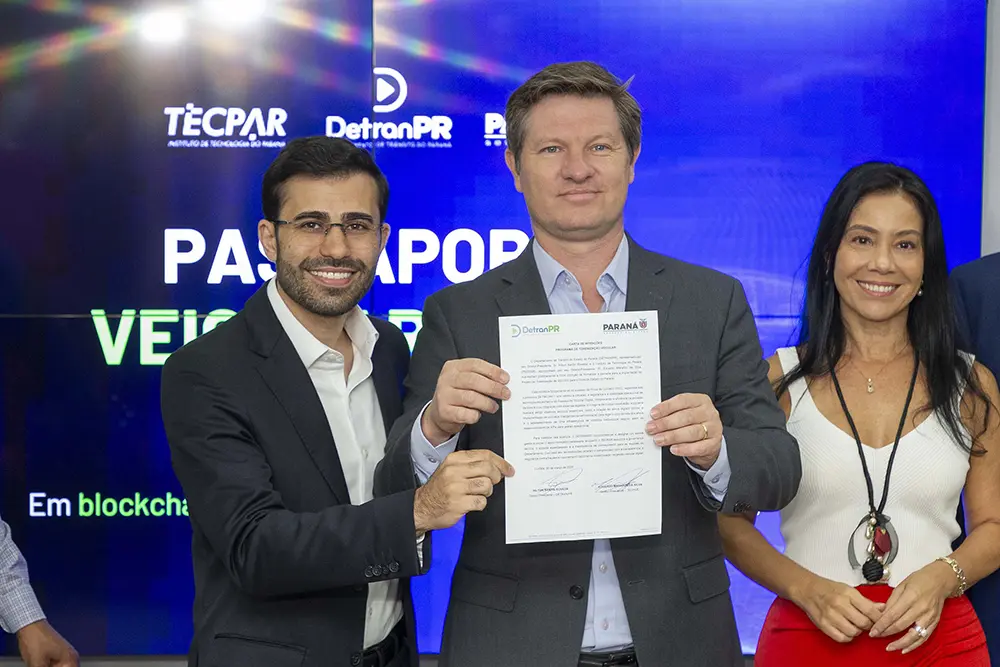 Paraná conclui projeto-piloto do Passaporte Veicular Digital com 3,4 mil veículos tokenizados 1 Diretor-presidente Eduardo Marafron, do TECPAR, e Santin Roveda, presidente do Detran-Pr apresentaram balanço dos veículos tokenizados