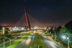 Viaduto Estaiado tem nova iluminação em comemoração aos 333 anos de Curitiba