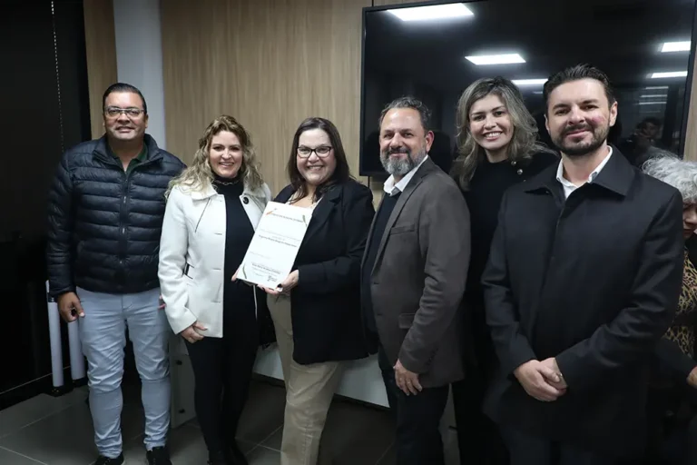 Autoridades e membros da comunidade participam da solenidade de assinatura do termo no auditório da prefeitura