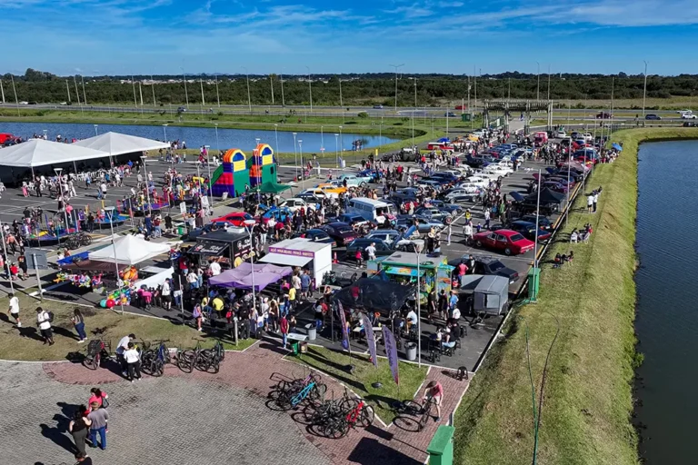 Público prestigiou a exposição de relíquias automotivas e as apresentações musicais durante o feriado nacional em Pinhais