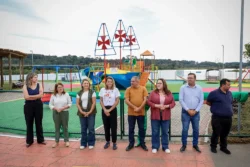 A prefeita Rosa Maria, o vice-prefeito Marcinho, a secretária Ana Paula, e demais autoridades municipais na inauguração do novo parquinho do Parque das Águas em Pinhais que oferece brinquedos lúdicos e estrutura completa de acessibilidade